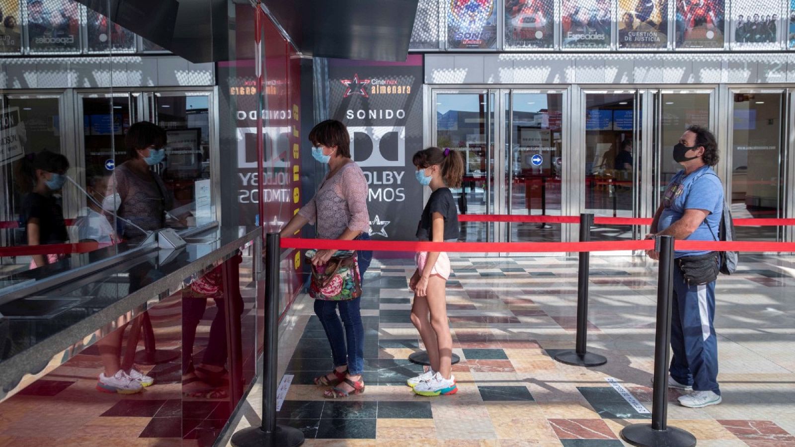 Varias personas esperan para sacar una entrada, en unos cines de Lorca, cuando a finales de mayo fueron de los primeros en reabrir en España