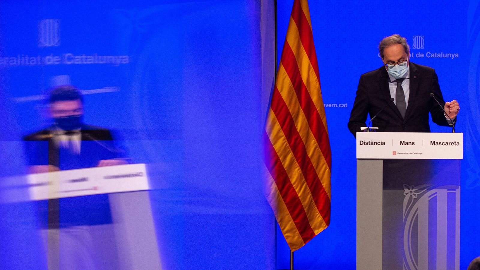 El presidente de la Generalitat, Quim Torra, y el vicepresidente del Govern y conseller de Economía, Pere Aragonès (que aparece en un reflejo de un cristal