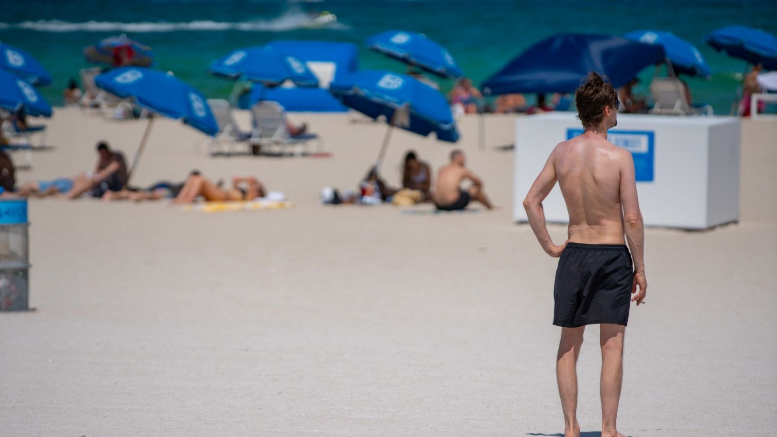 Los epidemiólogos piden no fumar en playas y terrazas para evitar contagios