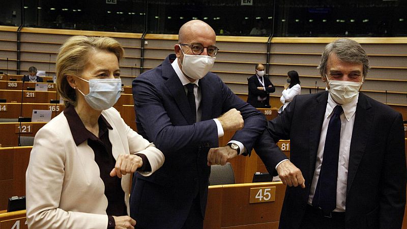 La presidenta de la Comisión Europea, Ursula Von der Leyen, junto a sus homólogos en el Consejo Europeo y la Eurocámara, Charles Michel y David Sassoli