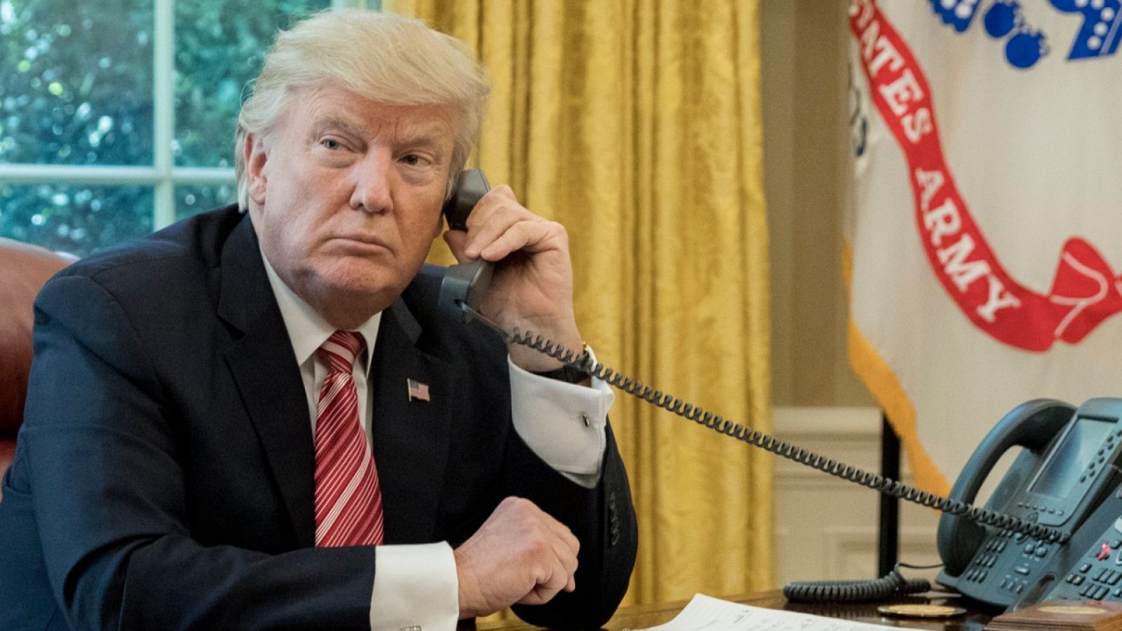 Imagen de archivo del presidente estadounidense, Donald Trump, hablando por teléfono en el Despacho Oval de la Casa Blanca.