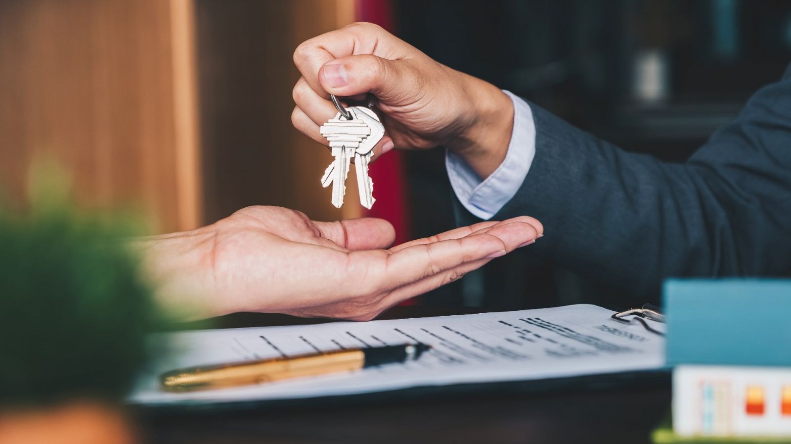 Entrega de llaves tras firmar una hipoteca