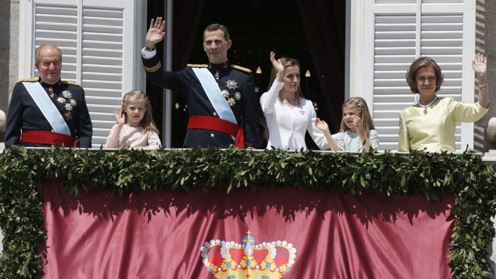 Los reyes Felipe y Letizia y el resto de la Familia Real, en la proclamación de Felipe VI en 2014