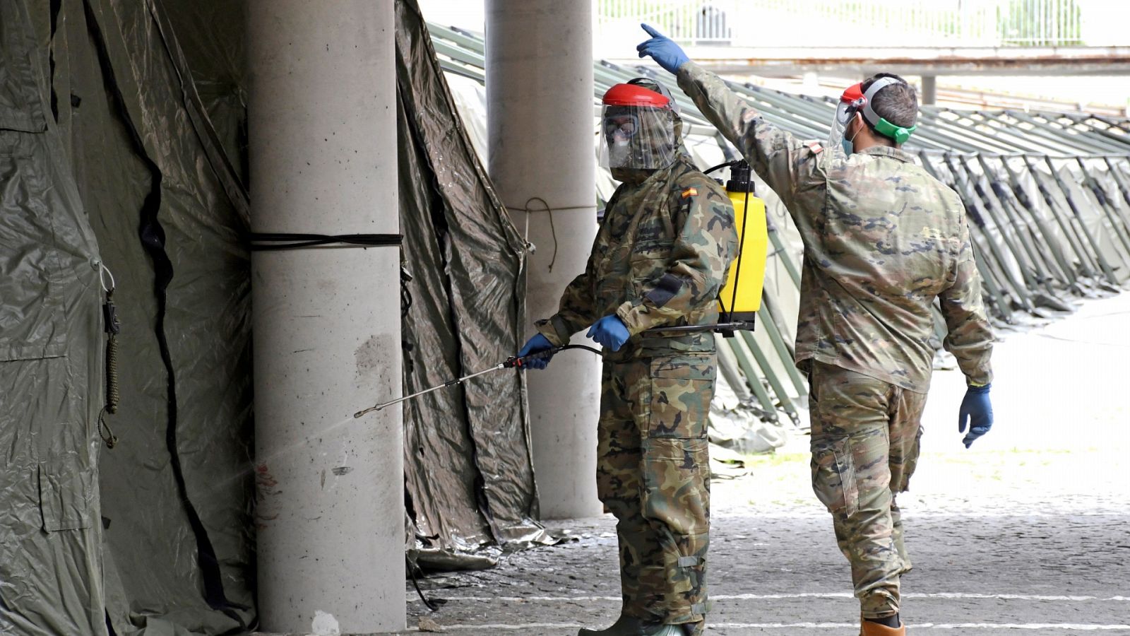 Miembros del Regimiento de Ingenieros del Ejército de Tierra desinfectan un hospital de campaña en Segovia.