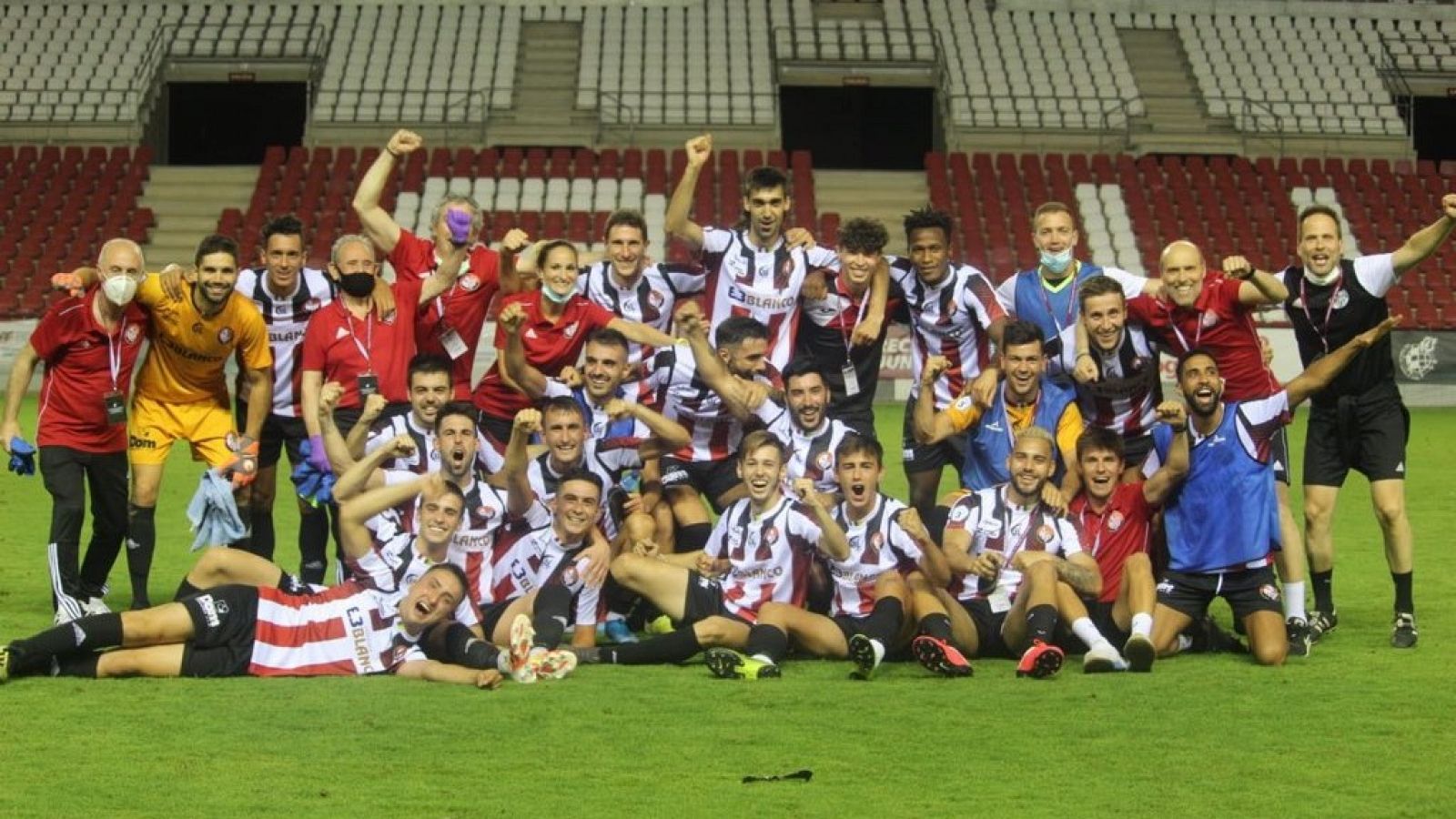 La plantilla del Logroñés celebra el ascenso a Segunda B