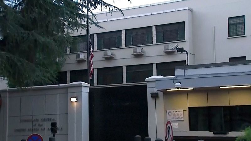 Arrían la bandera estadounidense del consulado de Chengdu, en una captura del vídeo emitido por la televisión estatal china