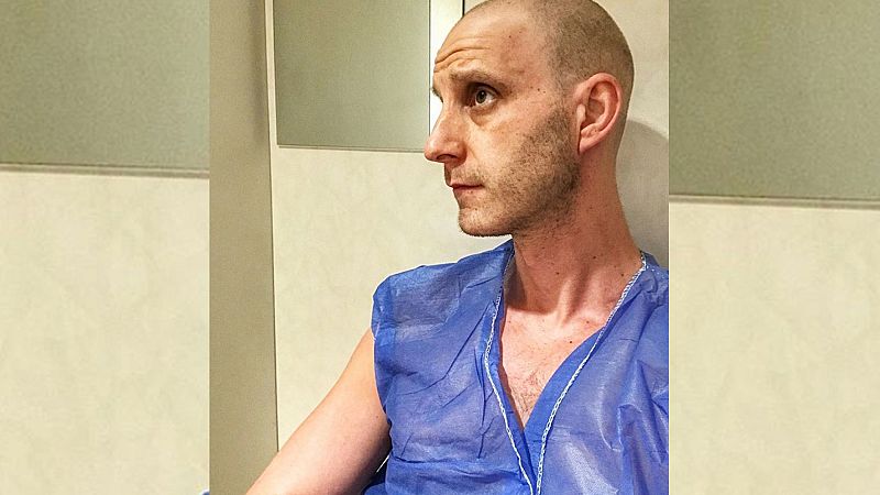 Dani Rovira en la sala de espera en sus ciclos de radioterapia. Lucha con humor contra el cáncer