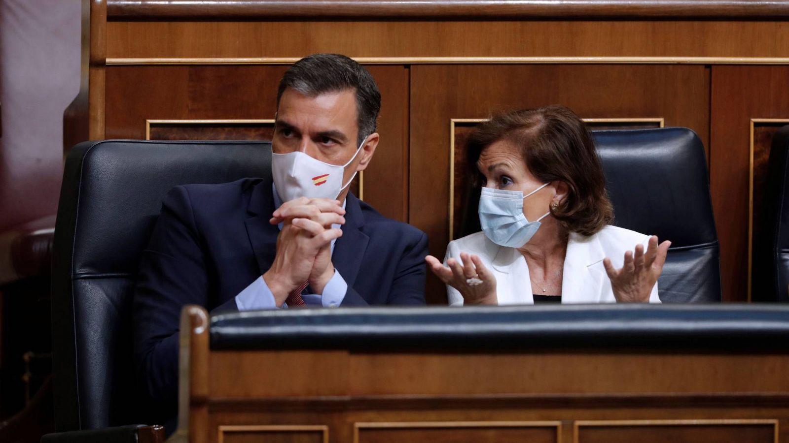 El presidente del Gobierno, Pedro Sánchez y la vicepresidenta primera, Carmen Calvo, durante el pleno del Congreso de este miércoles