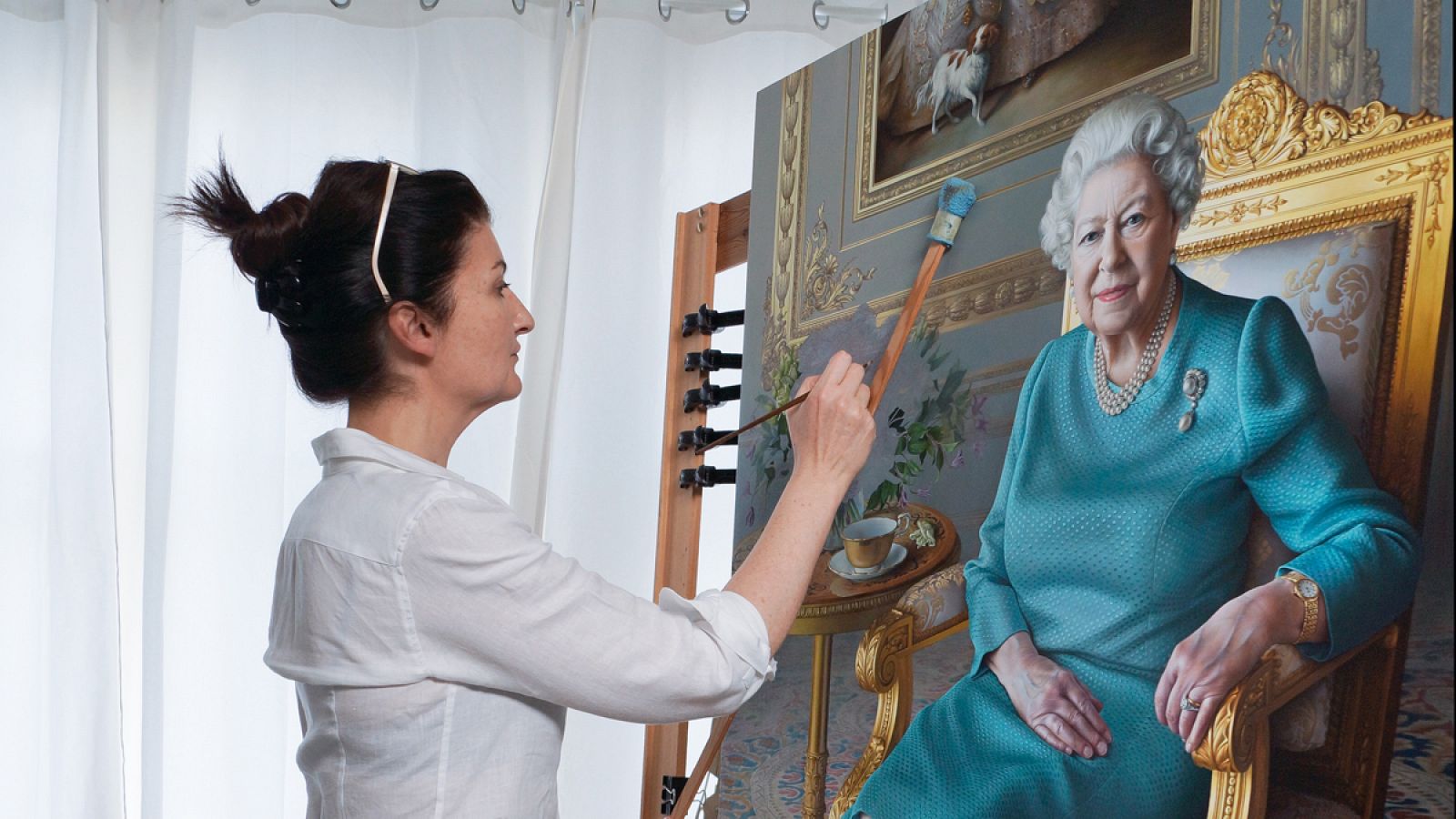 Miriam Escofet, durante el proceso de creación del retrato de Isabel II.