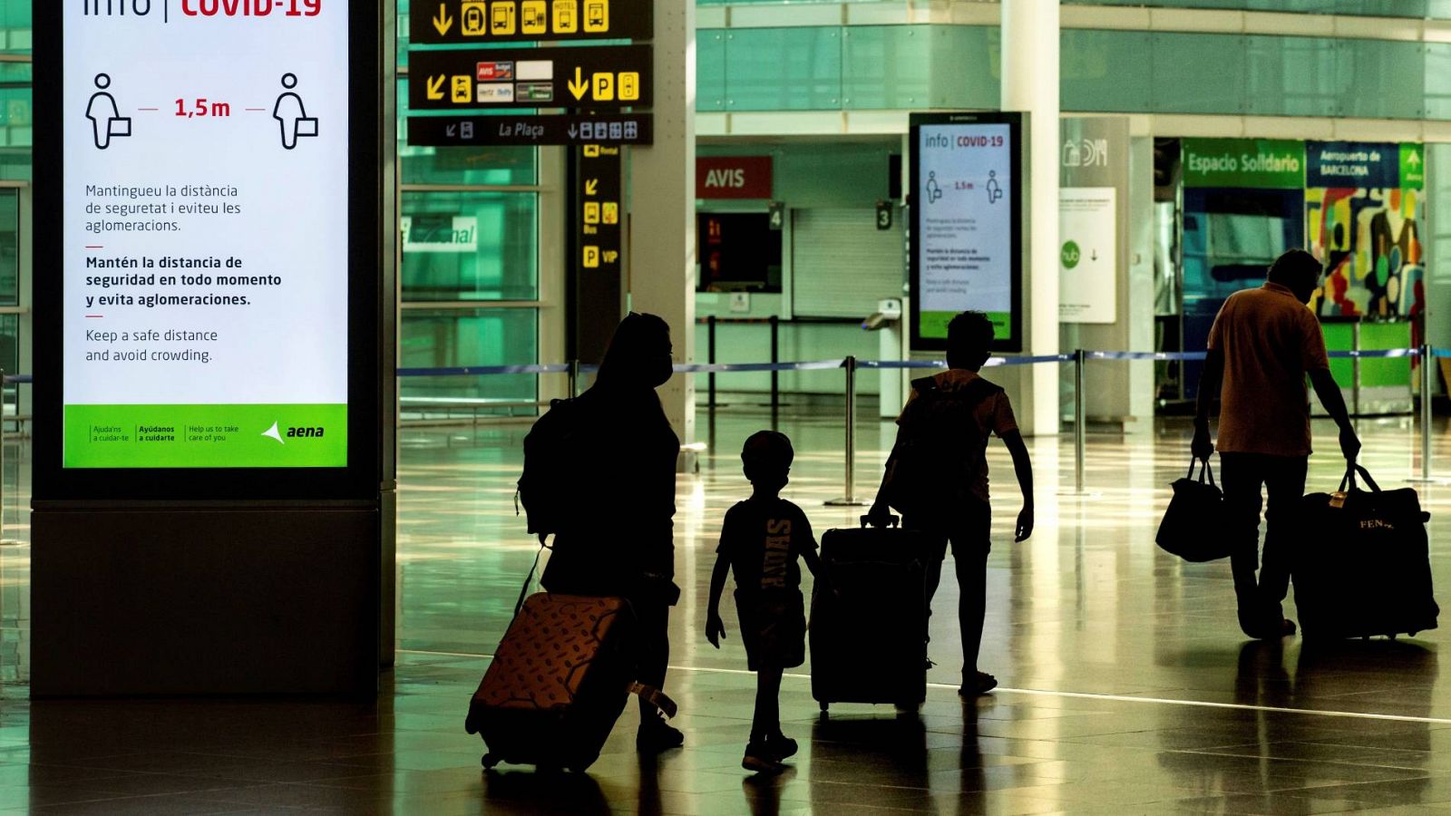 Viajeros con máscaras sanitarias caminan este miércoles por la Terminal 1 del aeropuerto Josep Tarradelles - El Prat, en Barcelona