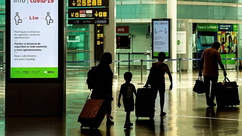 Viajeros con máscaras sanitarias caminan este miércoles por la Terminal 1 del aeropuerto Josep Tarradelles - El Prat, en Barcelona