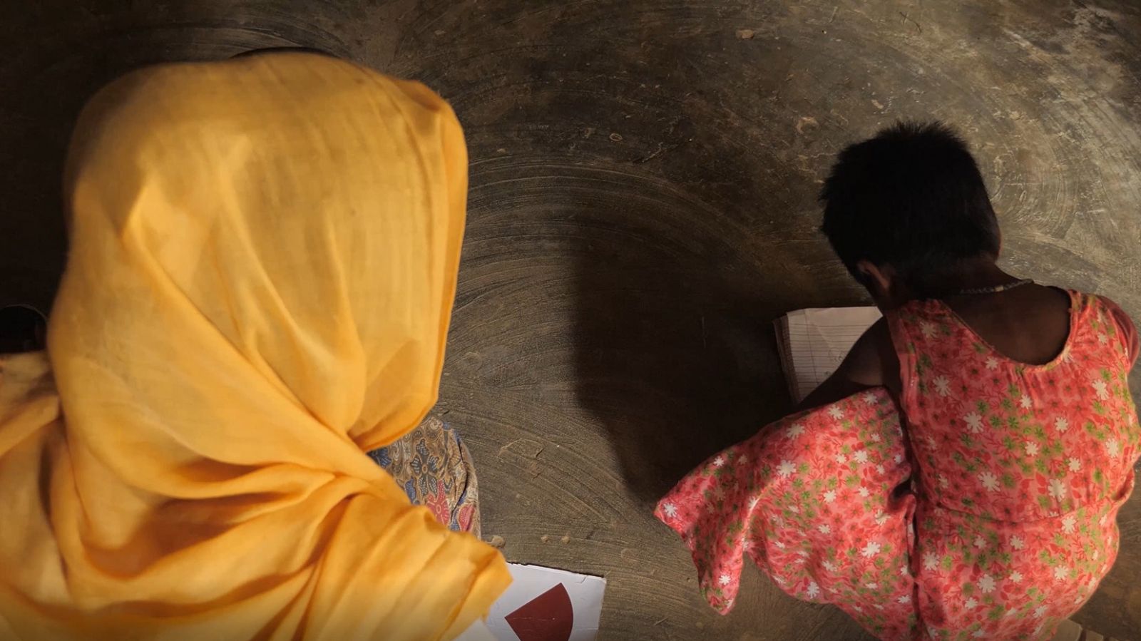  Azuma vigila a su hija Lala Bibi en un campamento de refugiados rohingya en Bangladesh. Tiene miedo de que desaparezca como su hermana Asma, víctima de la trata de personas.