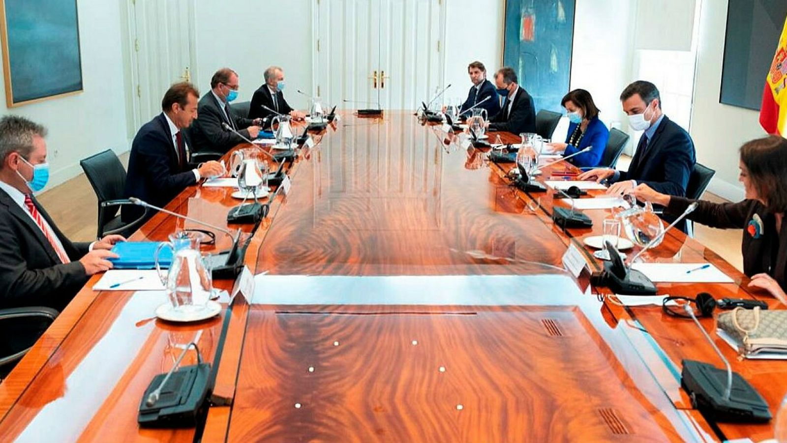 Miembros del Gobierno durante su reunión con el CEO de Airbus, Guillaume Faury, en la que han analizado el impacto de la pandemia en la industria aeroespacial.