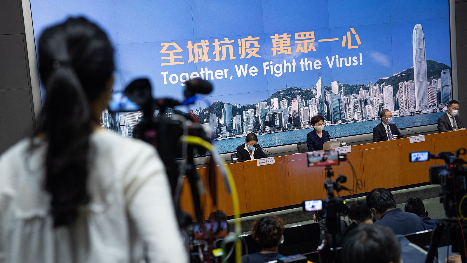 La presidenta de Hong Kong, Carrie Lam -tercera por la derecha-, habla durante una conferencia de prensa en Hong Kong, China, el 31 de julio de 2020.