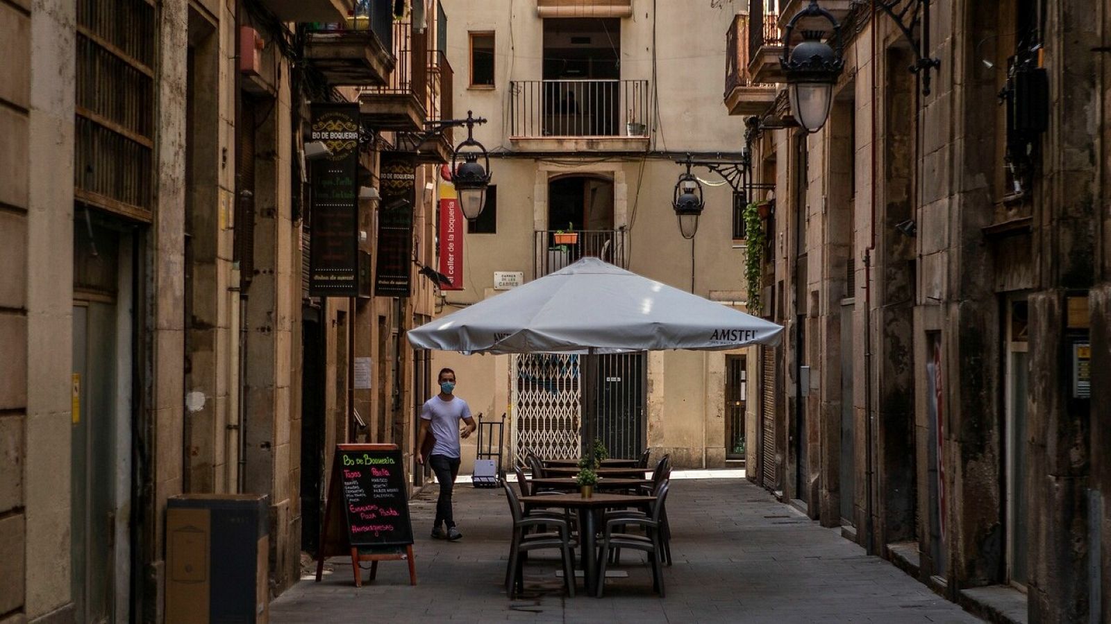 Vista de una terraza vacía en el centro de Barcelona