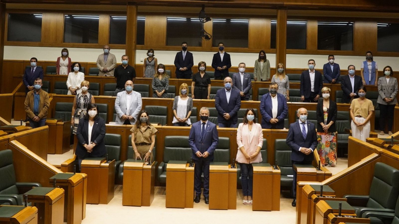 El grupo parlamentario del PNV posa en el salón de plenos a su llegada al Parlamento para acreditarse