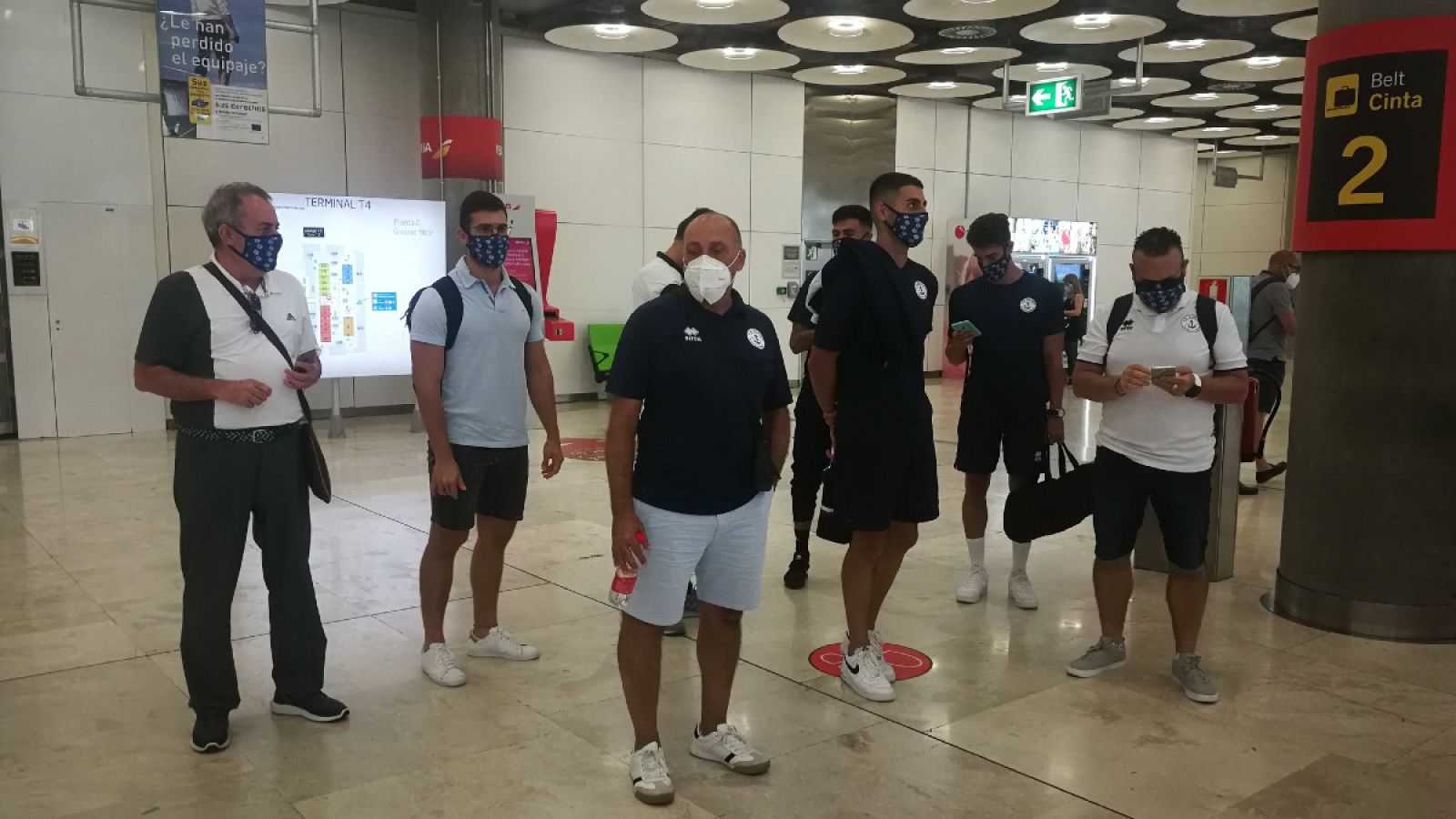 Imagen: Miembros del CD Marino, a su llegada a Madrid