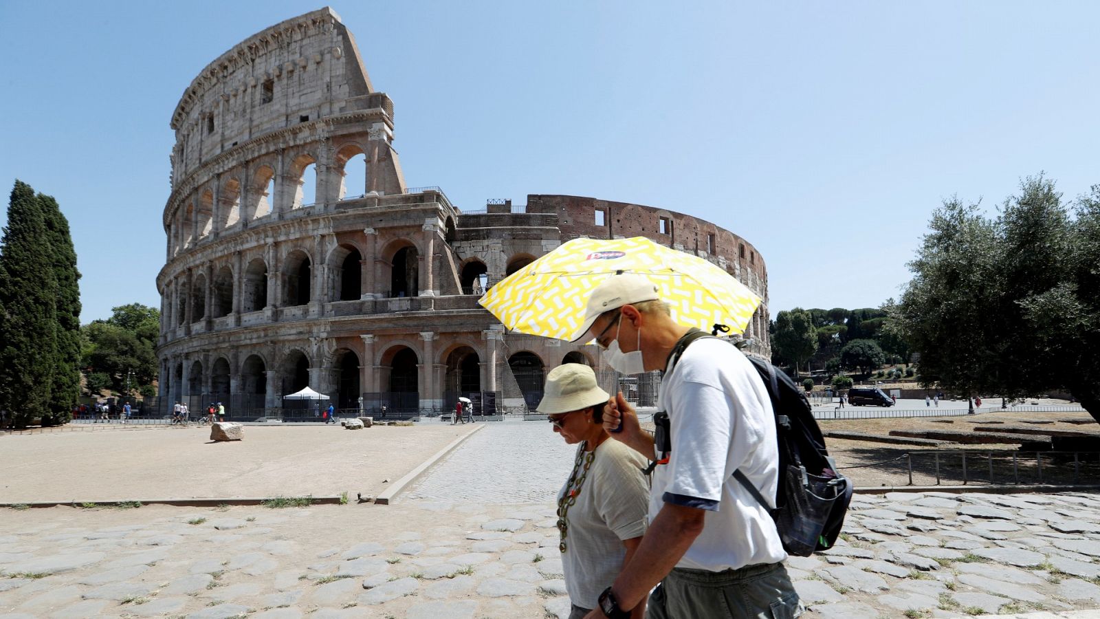 Una pareja pasea por el Coliseo en Roma