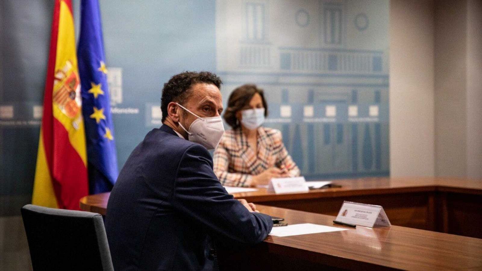 La vicepresidenta primera, Carmen Calvo, y el portavoz adjunto de Ciudadanos en el Congreso, Edmundo Bal, en sui reunión de junio