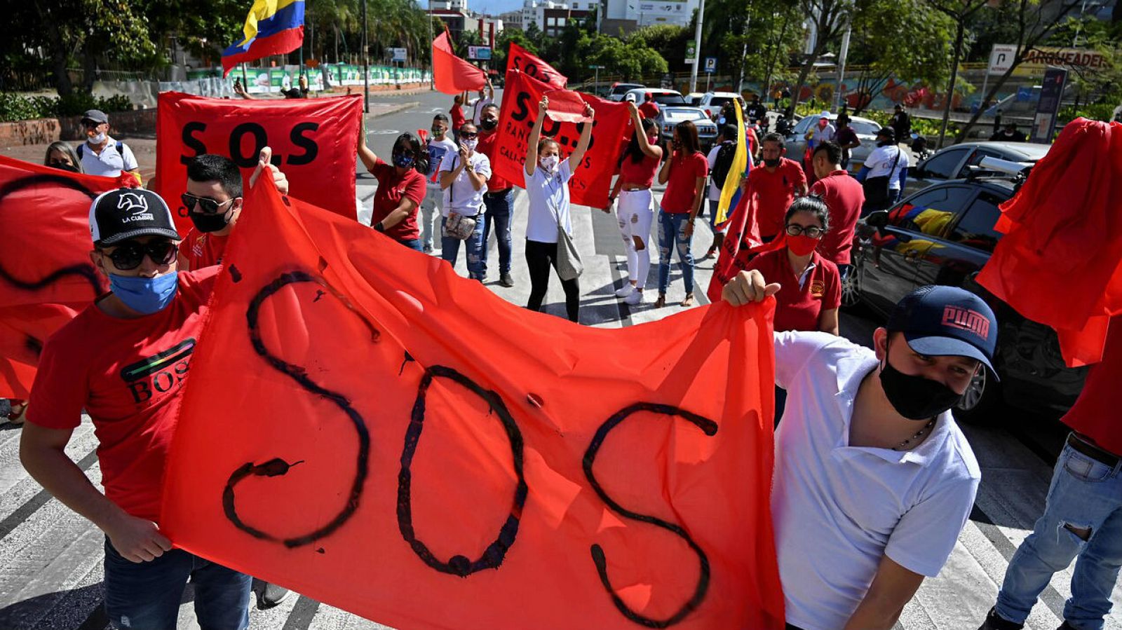 Propietarios de bares y restaurantes piden al gobierno que les permita reabrir sus negocios dada la difícil situación económica por pandemia de coronavirus en Cali, Colombia. 