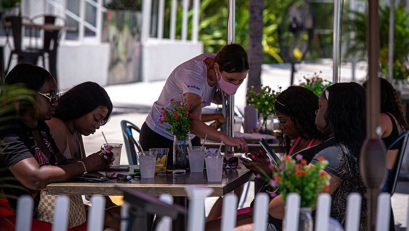 Un grupo de personas en la terraza de un restaurante en South Beach, en Miami, Florida (EEUU).