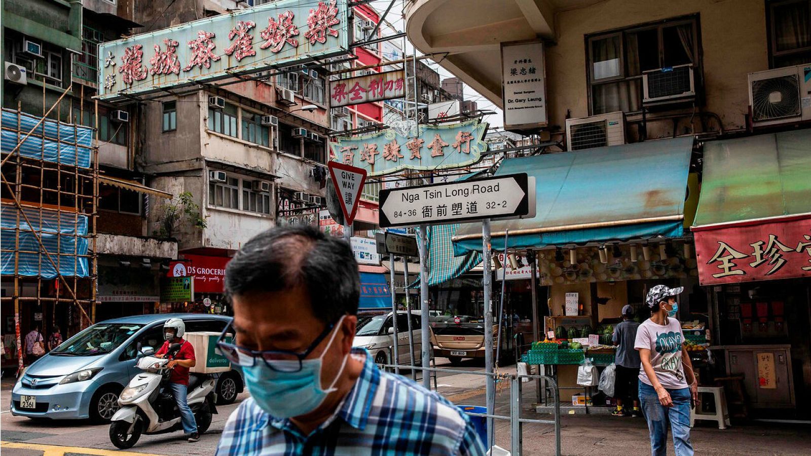 Peatones caminan por una calle en la ciudad de Kowloon, en Hong Kong.