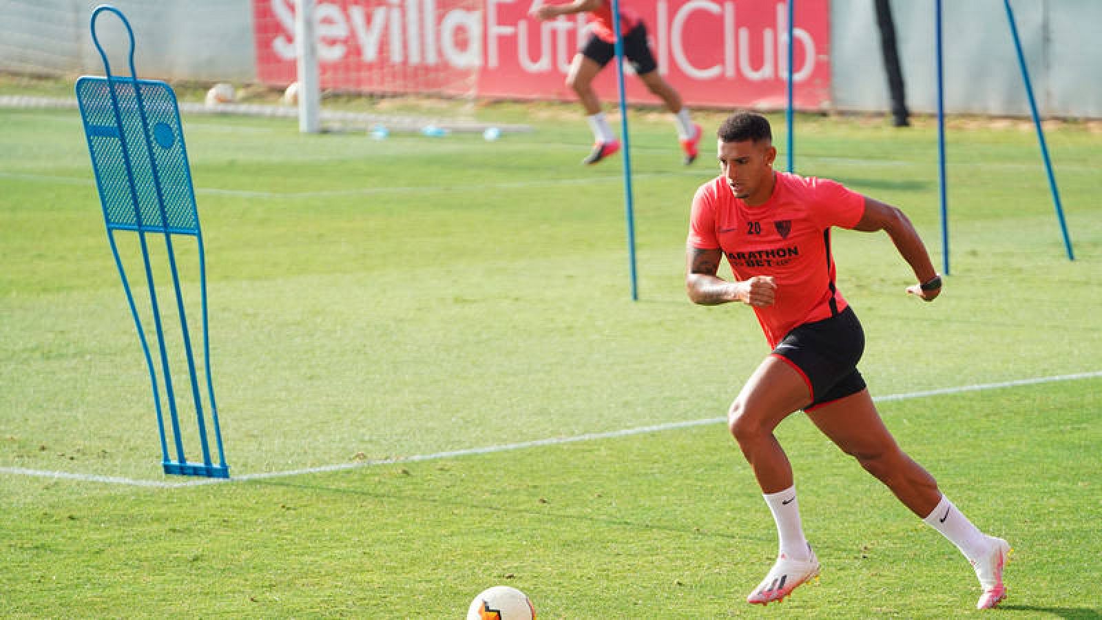 El brasileño Diego Carlos, en un entrenamiento del Sevilla.