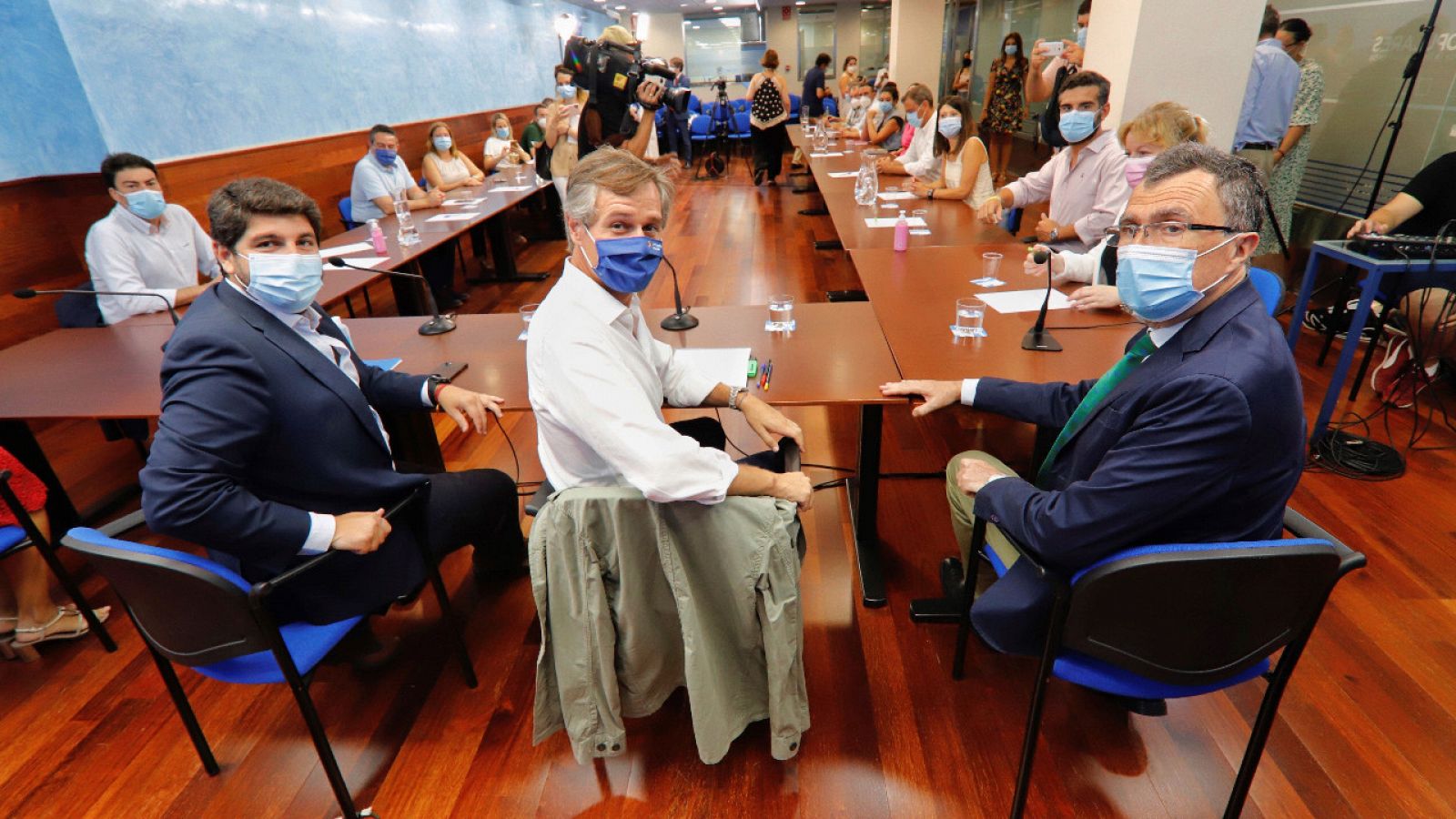 El presidente del PP de Murcia y de esa región, Fernando López Miras, durante la reunión de alcaldes