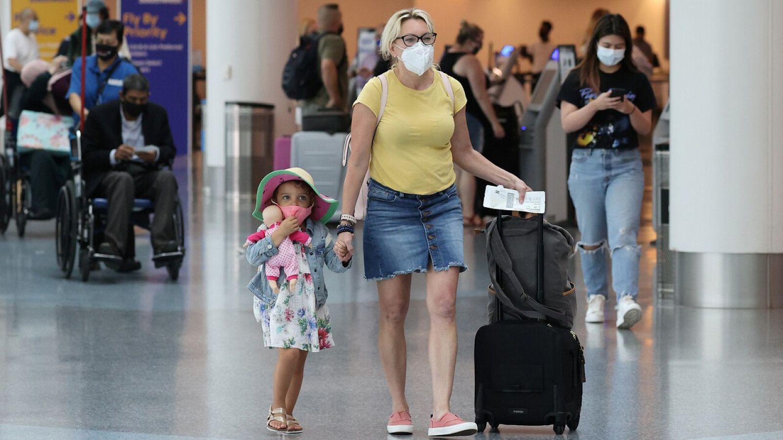 Pasajeros con mascarilla en un aeropuerto de Los Angeles, California (EE.UU.). REUTERS/Lucy Nicholson