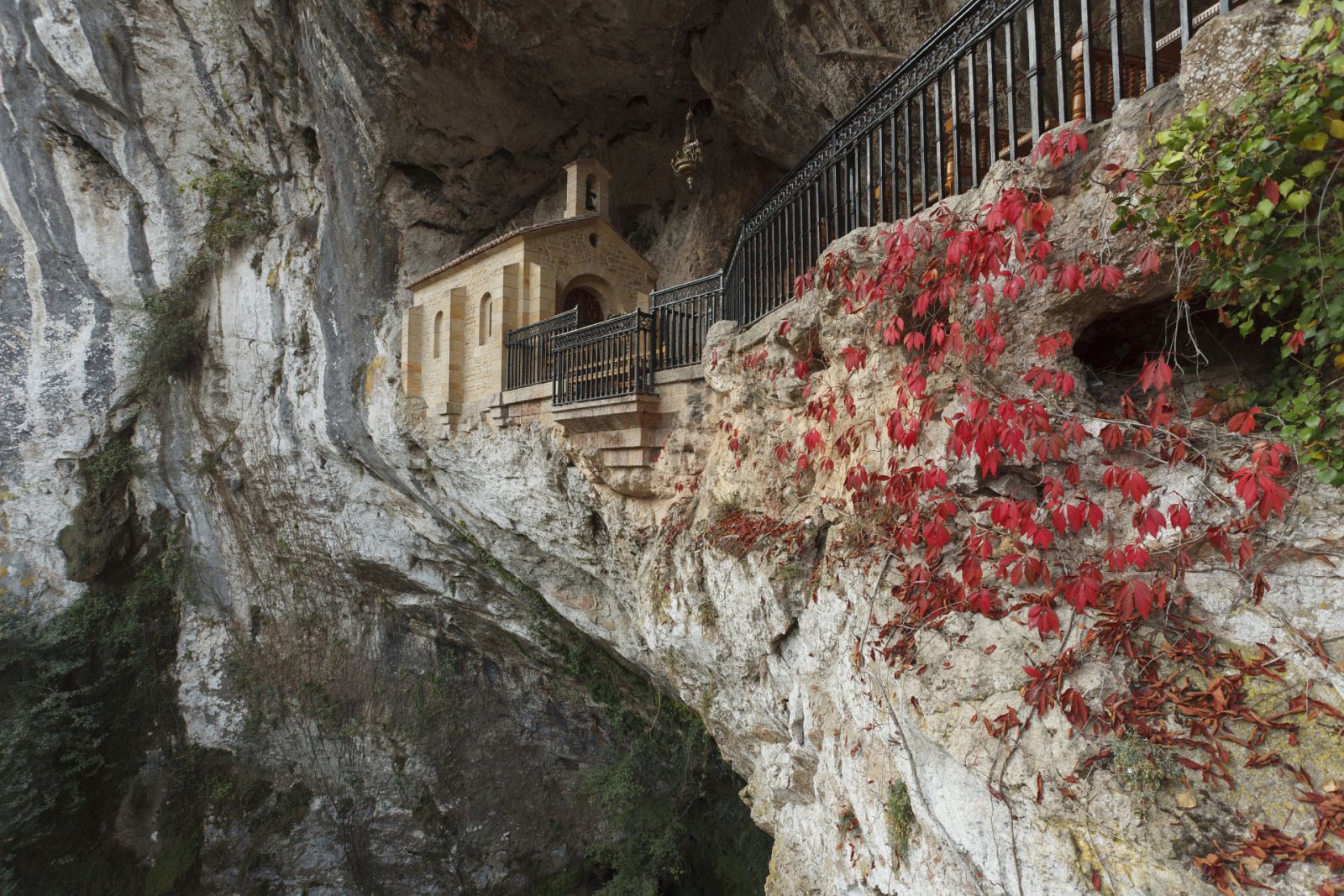 Aquí la Tierra - Santa Cueva de Covadonga