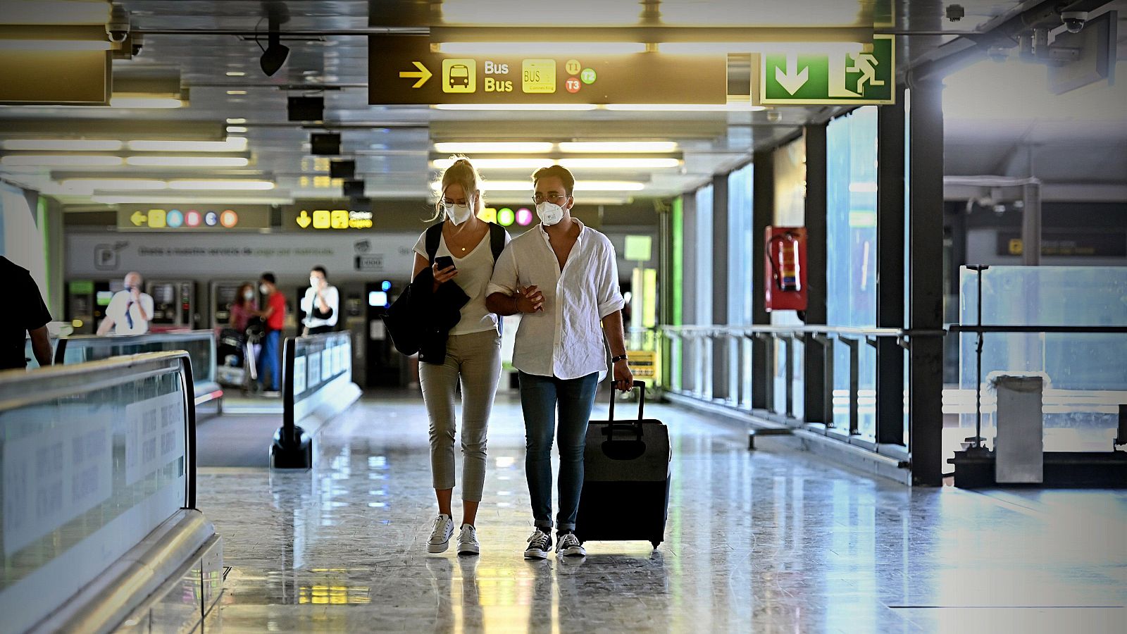 Turistas caminan por la terminal 4 del Aeropuerto de Barajas, en Madrid.