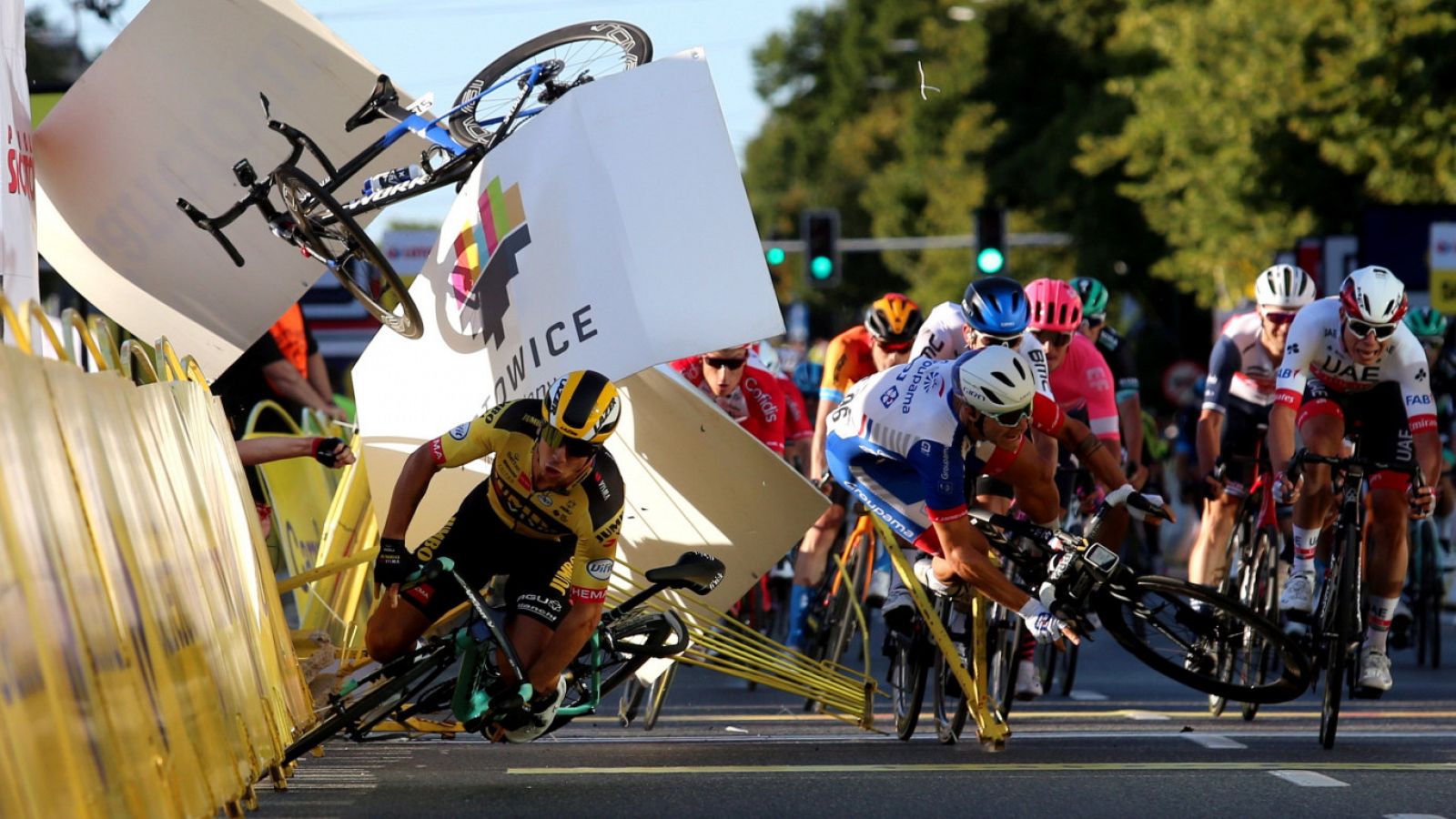 Groenewegen (en el centro) cae en la llegada de la primera etapa del Tour de Polonia.
