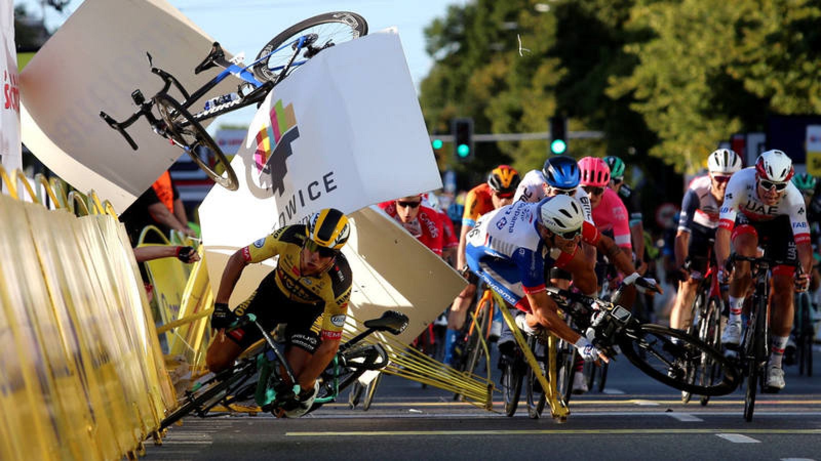  Groenewegen (en el centro) cae en la llegada de la primera etapa del Tour de Polonia.