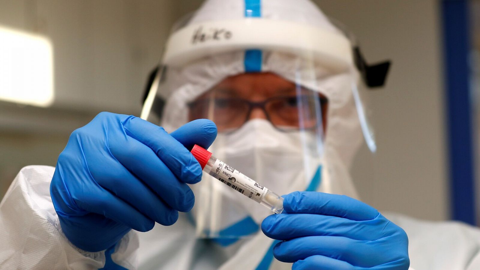 Un médico hace tests a viajeros recién llegados en Berlín, Alemania. REUTERS/Fabrizio Bensch