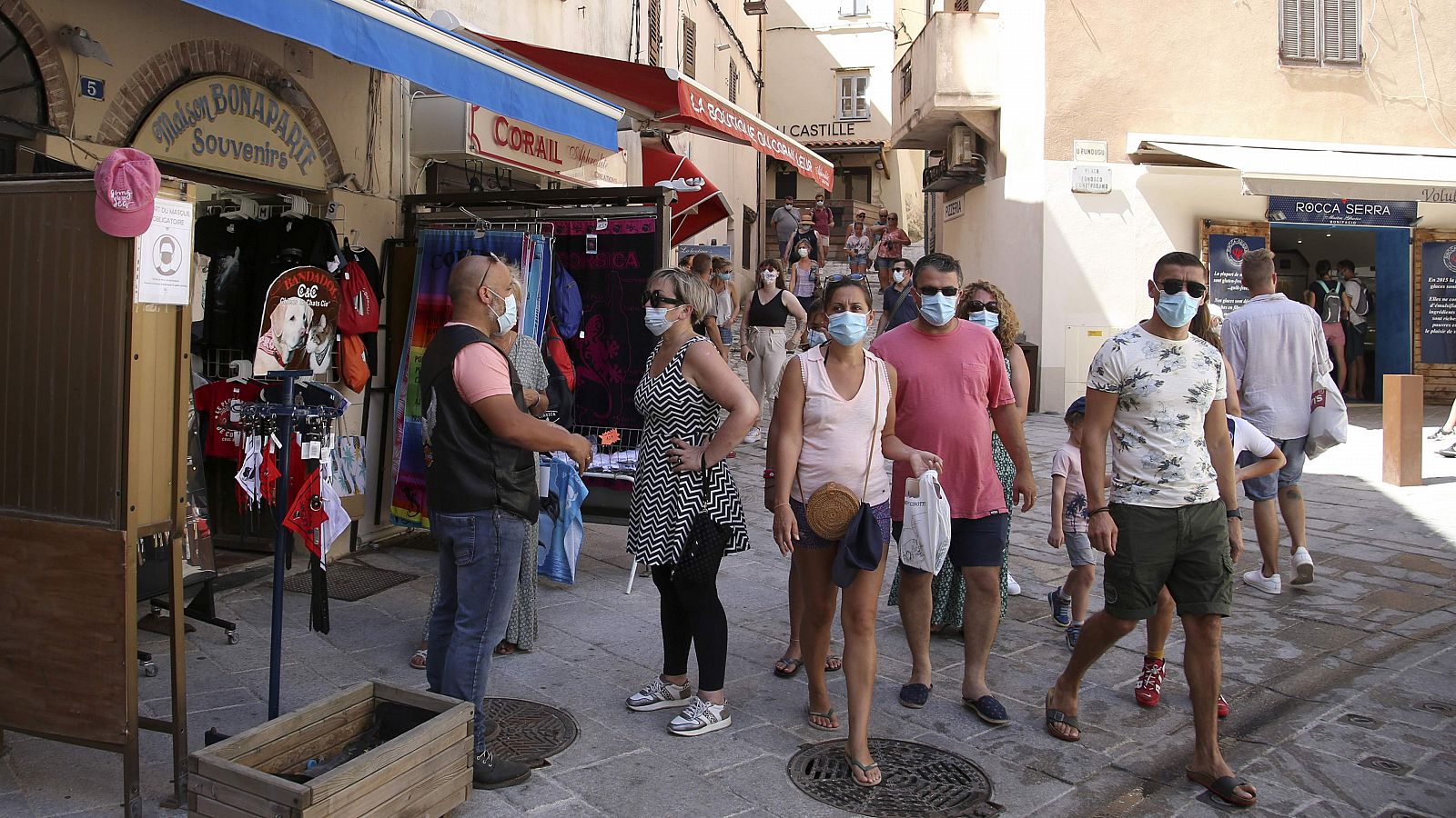 Turistas recorren una calle de la ciudad de Bonifacio, en Córcega.