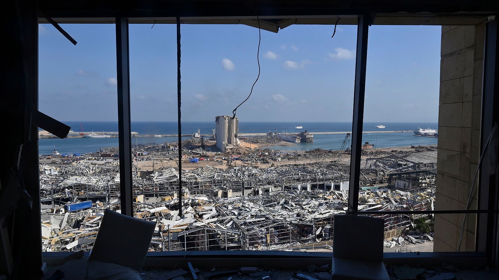 Una imagen tomada desde el interior de un edificio dañado muestra el área del puerto destruida como consecuencia de la explosión