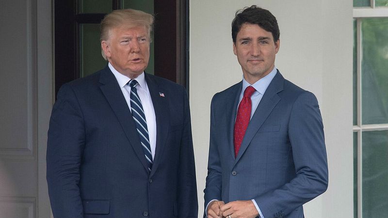 El presidente estadounidense, Donald Trump, saluda al primer ministro canadiense, Justin Trudeau, en la Casa Blanca en Washington, DC en una imagen de archivo.