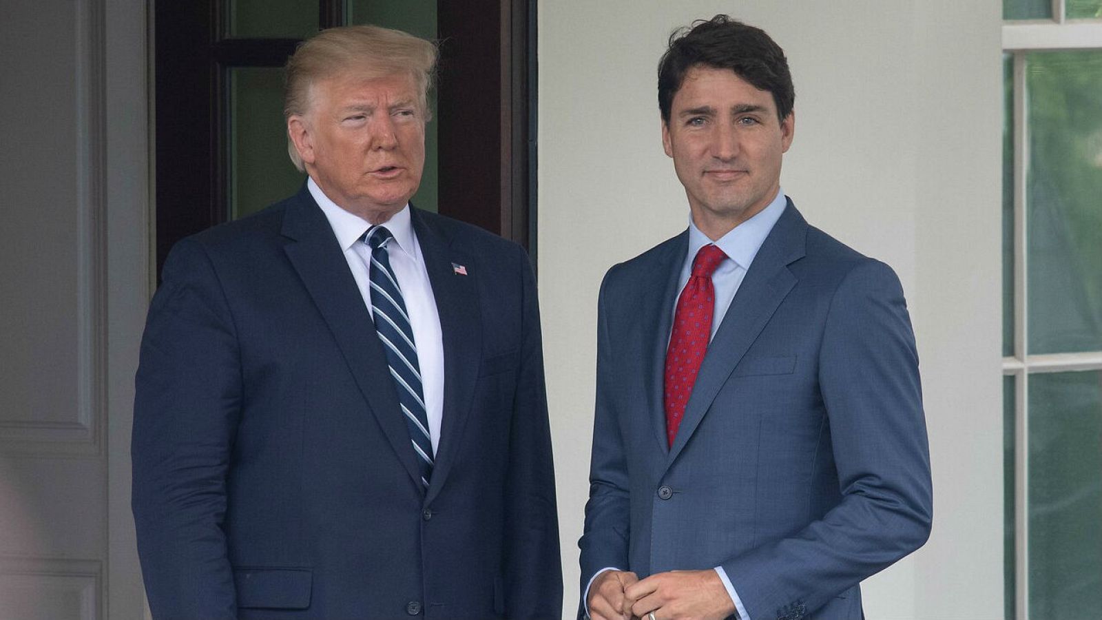 El presidente estadounidense, Donald Trump, saluda al primer ministro canadiense, Justin Trudeau, en la Casa Blanca en Washington, DC en una imagen de archivo. 