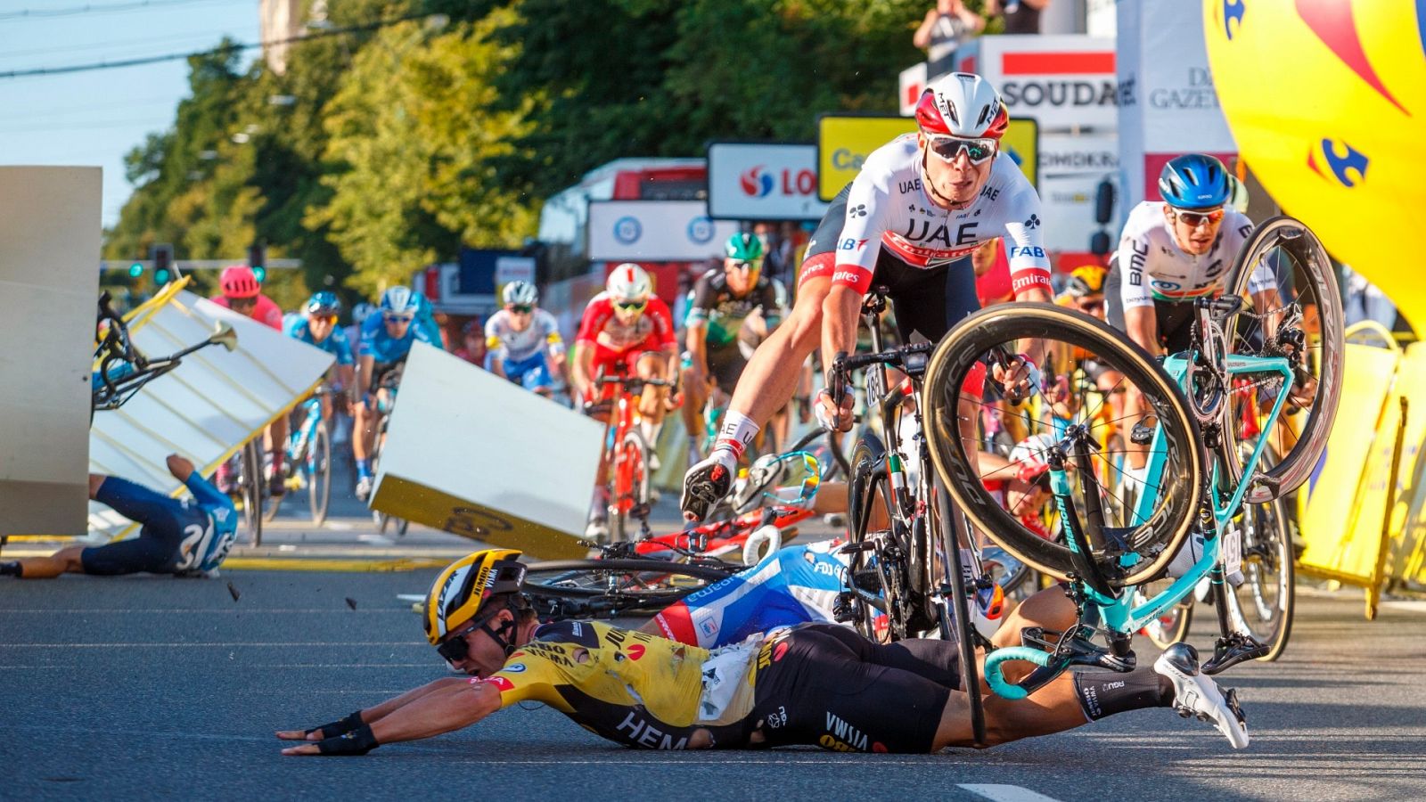 Imagen de la caída en la línea deImagen de la caída en la línea de meta de la primera etapa del Tour de Polonia meta de la primera etapa del Tour de Polonia