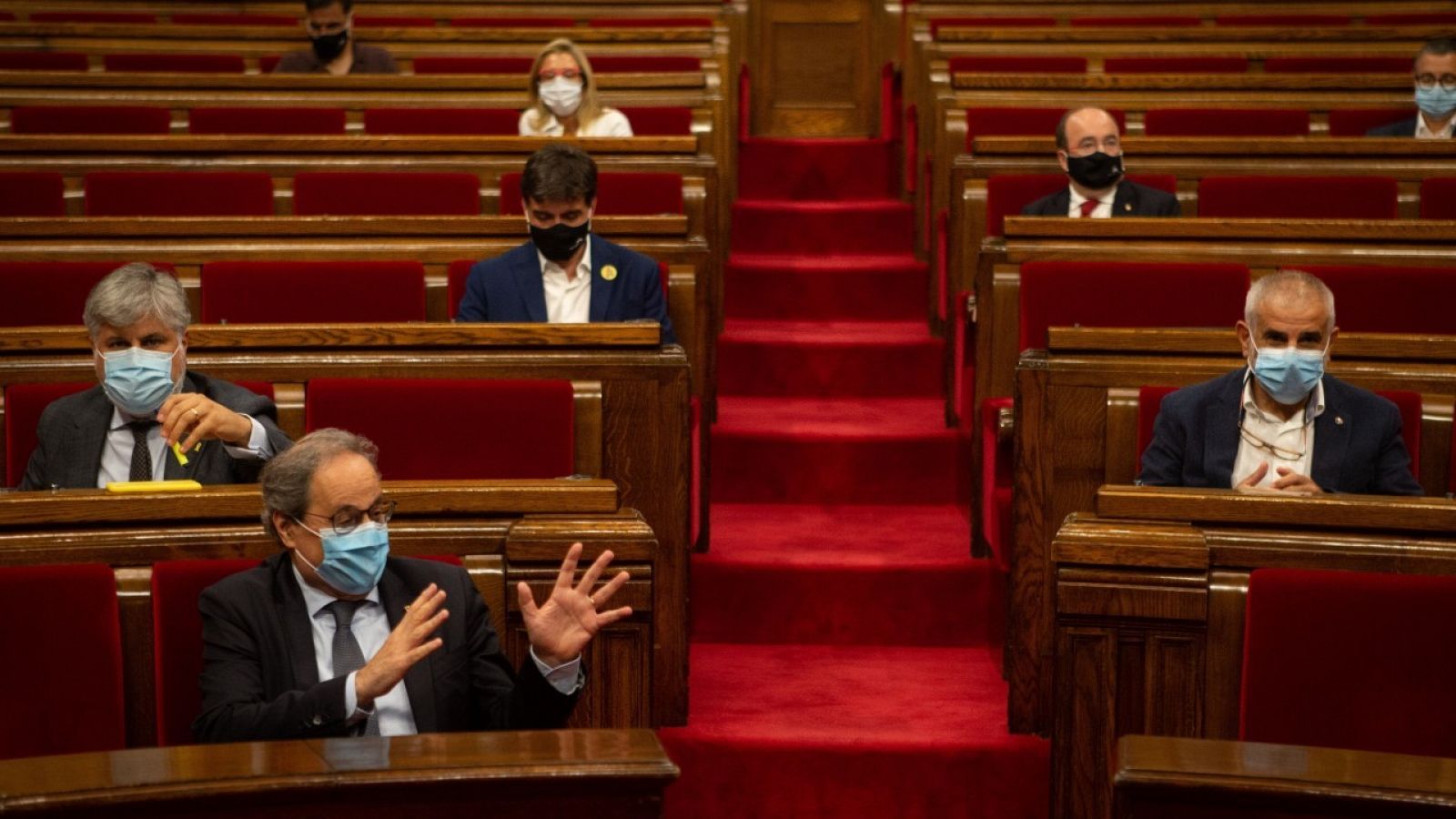 El presidente de la Generalitat, Quim Torra (1ºi), durante el inicio del pleno extraordinario del Parlamento de Cataluña el viernes 7 de agosto de 2020. 