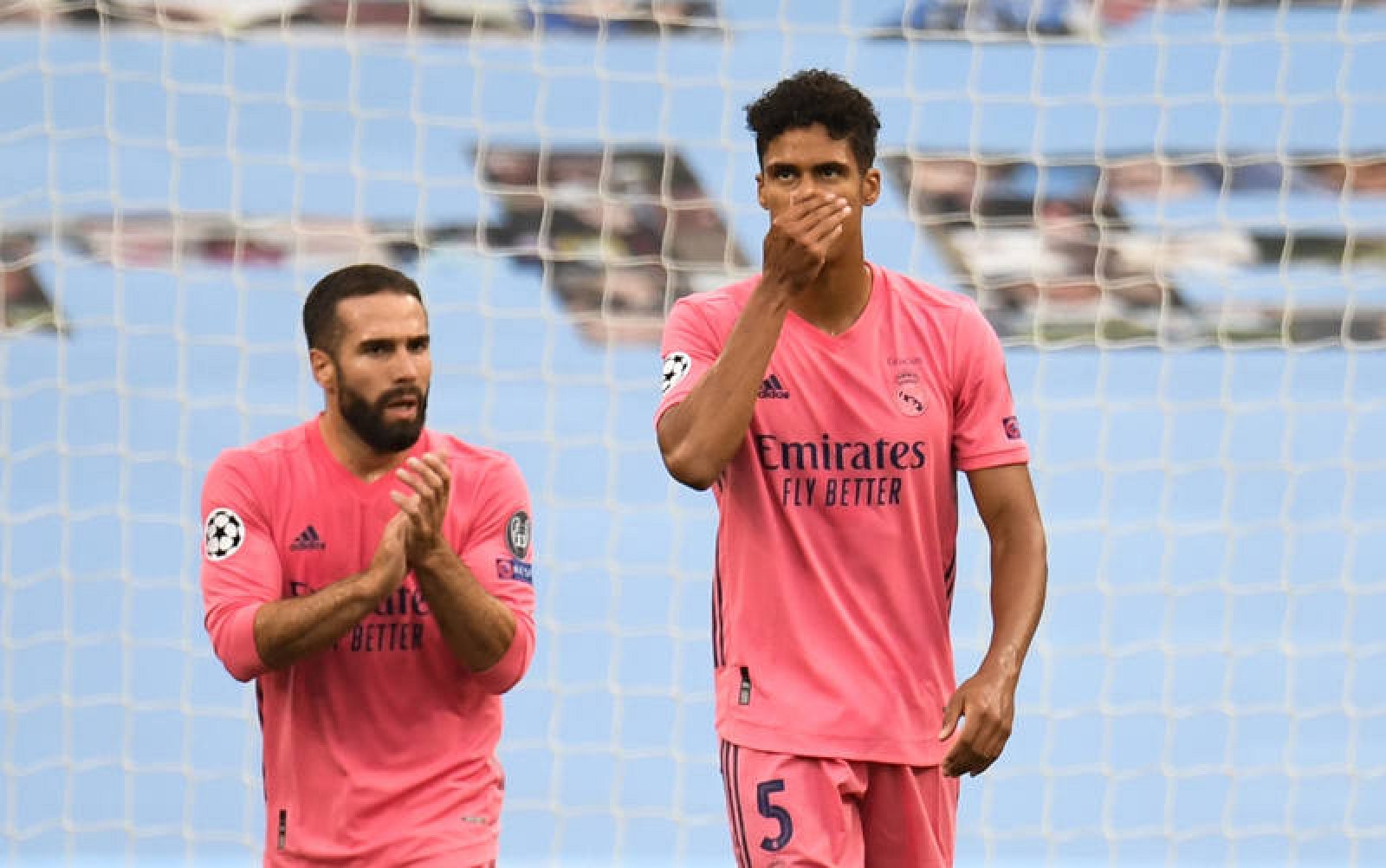 Varane (en primer plano) y Carvajal, durante el partido ante el City