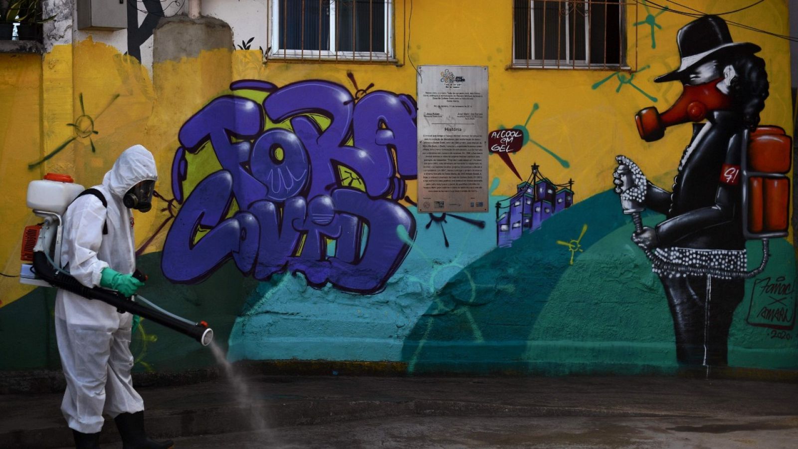 Un voluntario desinfectando una calle de una favela de Río de Janeiro.