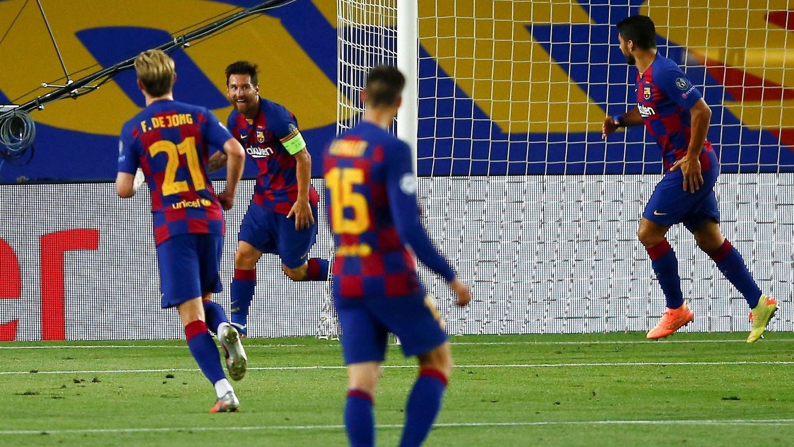  Leo Messi celebra su tanto ante el Nápoles junto a sus compañeros