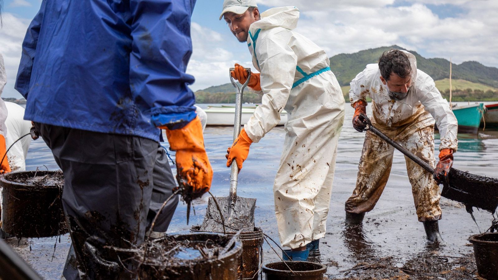 Voluntarios locales trabajan limpiando las playas de la isla de Mauricio