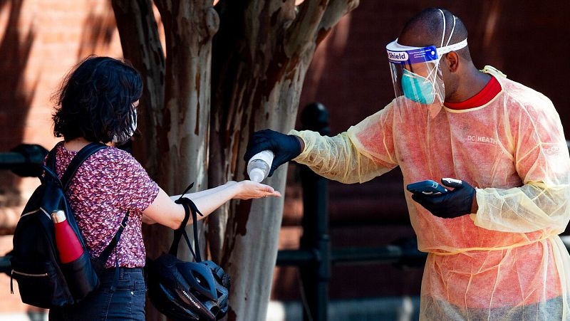 Una persona se lava las manos mientras se prepara para realizarse la prueba del COVID-19.