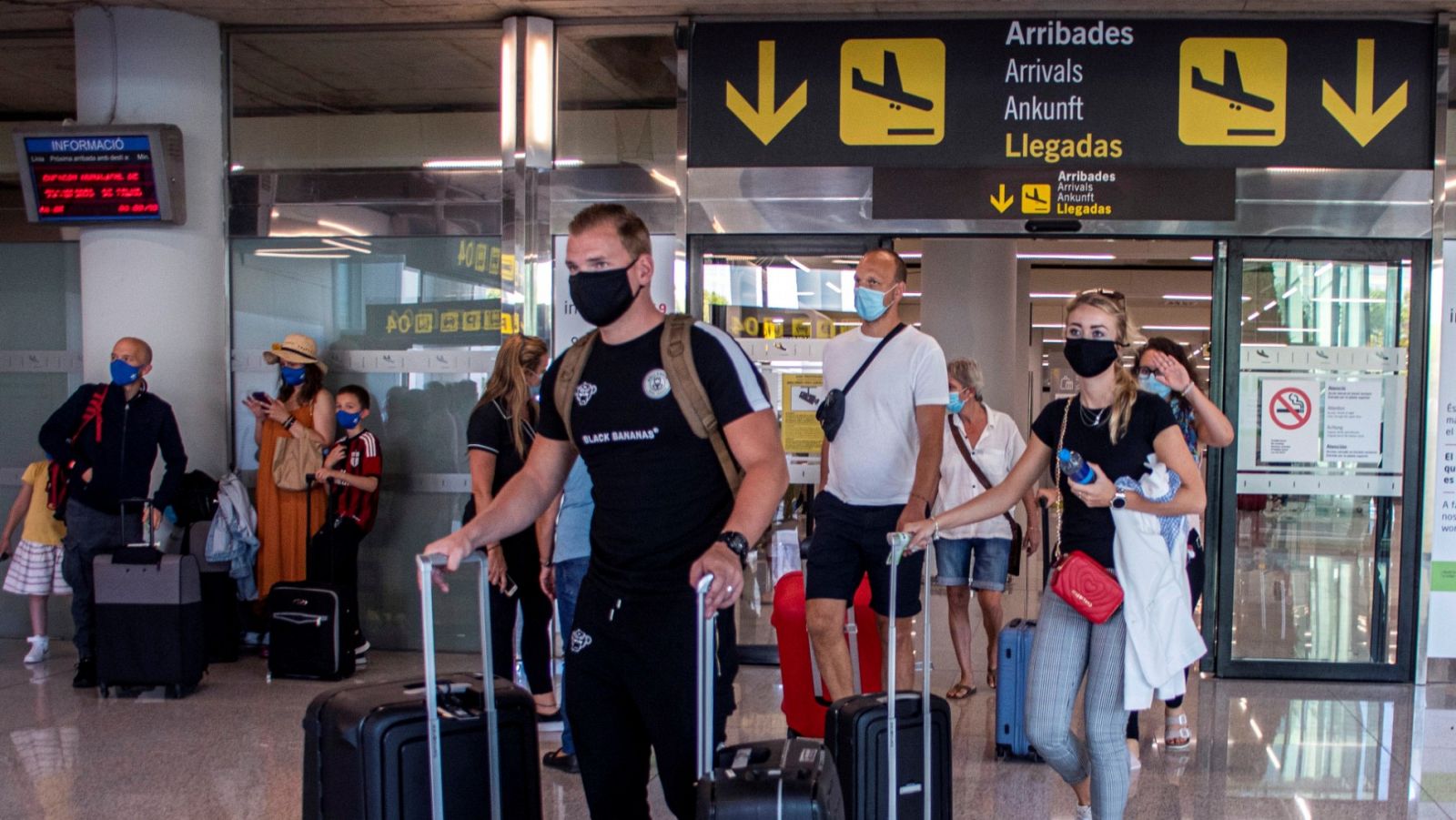Viajeros en el aeropuerto de Son Sant Joan, en Palma de Mallorca