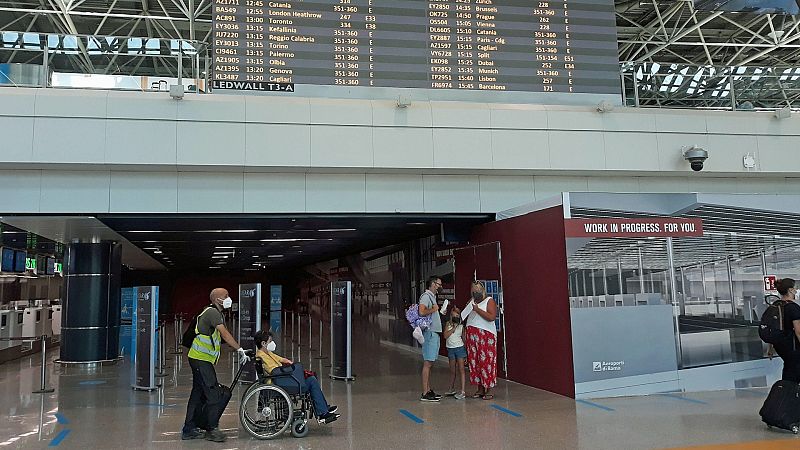 Turistas en el aeropuerto Fiumicino de Roma