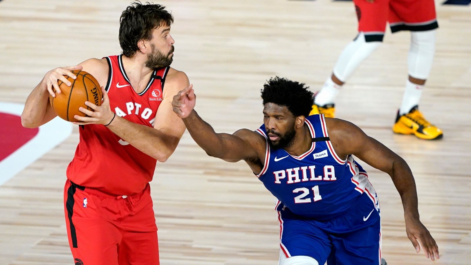  El pívot de Toronto Raptors, Marc Gasol mantiene la posesión ante un desesperado Joel Embiid