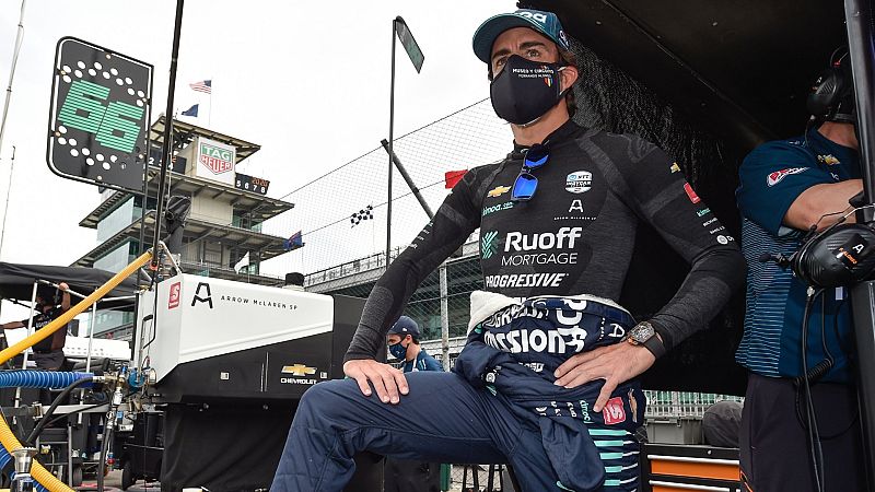  Fernando Alonso observa las prácticas del Indy 500 en el Indianapolis
