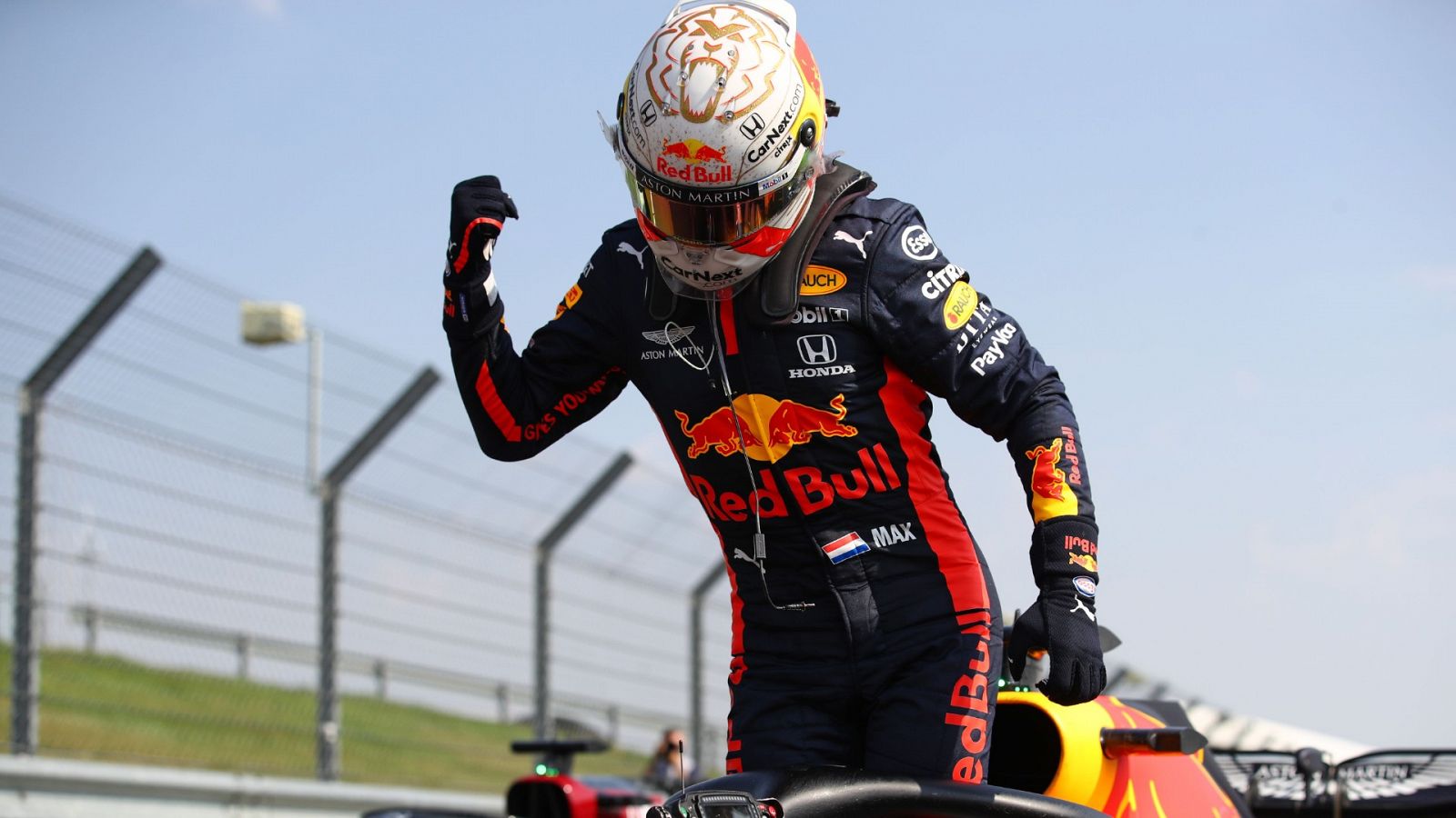 El piloto de Red Bull, Max Verstappen celebra la victoria en el GP 70º Aniversario